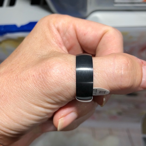 ⚠️ 1 LEFT! Men’s Black brushed titanium ring - Picture 7 of 8